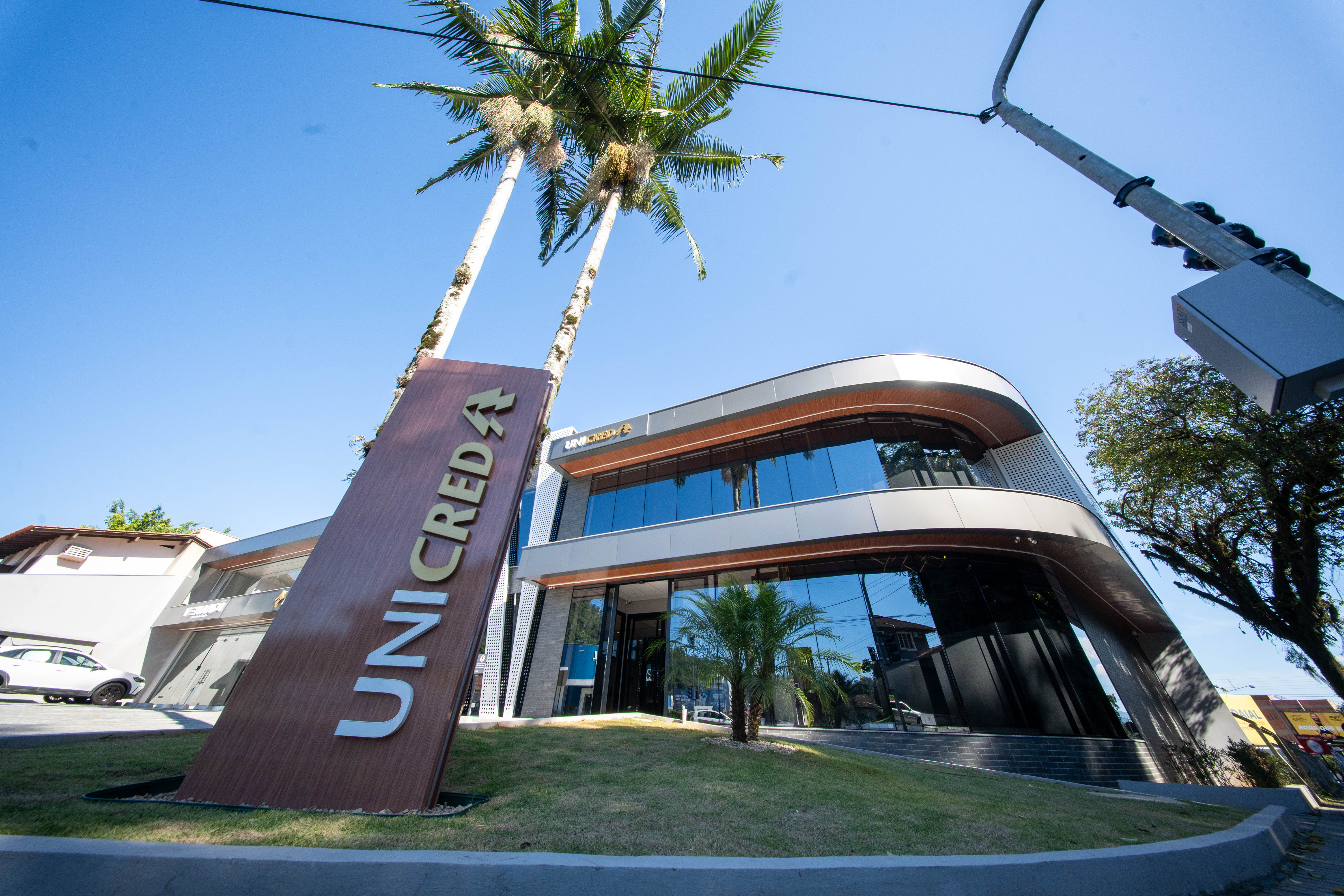 Fachada da agência Unicred — obra conduzida pela RAK Engenharia