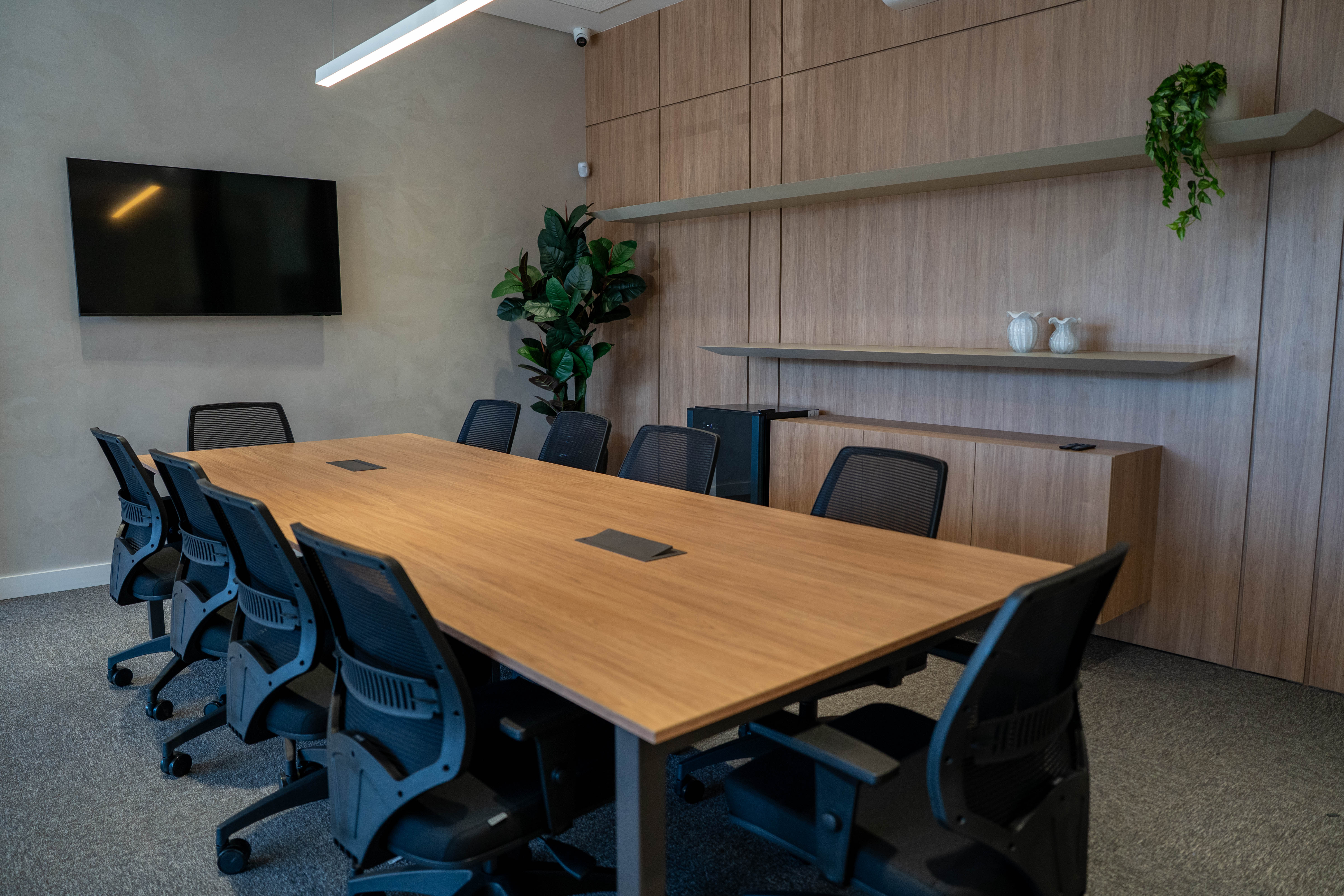 Sala de reunião da agência Unicred — obra pronta RAK Engenharia